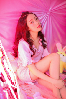 父母谈恋爱被女儿撞见瞬间害羞